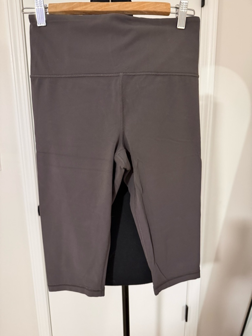 Athleta Mid-Rise Knee-Length Leggings in Charcoal Gray
